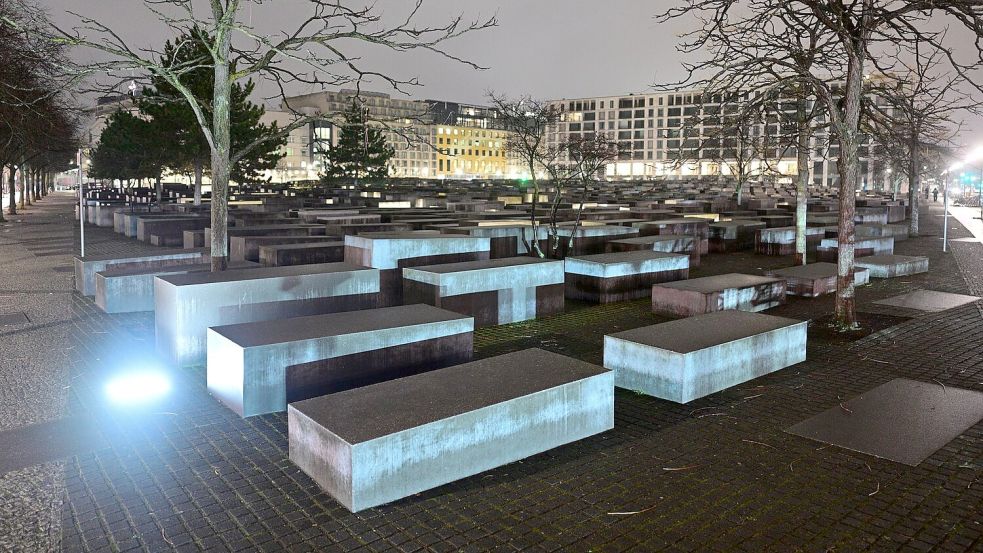 Am 21. Februar dieses Jahres stach der Mann im Stelenfeld des Holocaust-Mahnmals auf Besucher ein. Foto: Sebastian Christoph Gollnow/dpa