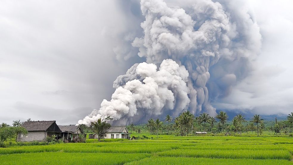 Die Aschesäule war zwei Kilometer hoch. Foto: Dwi Sasongko/XinHua/dpa