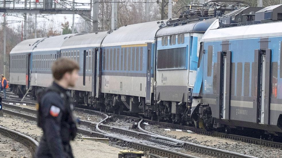 Blick auf die Unglücksstelle nach der Kollision eines Schnellzuges mit einem Personenzug auf der Strecke zwischen den Orten Zliv und Divcice bei Ceske Budejovice (Budweis). Foto: Vaclav Pancer/CTK via AP/dpa
