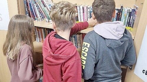 In der neu eröffneten Schulbücherei der Erich Kästner Schule können die Schülerinnen und Schüler ab sofort in spannenden Büchern stöbern und ihre Leselust entdecken. Foto: Erich Kästner Schule