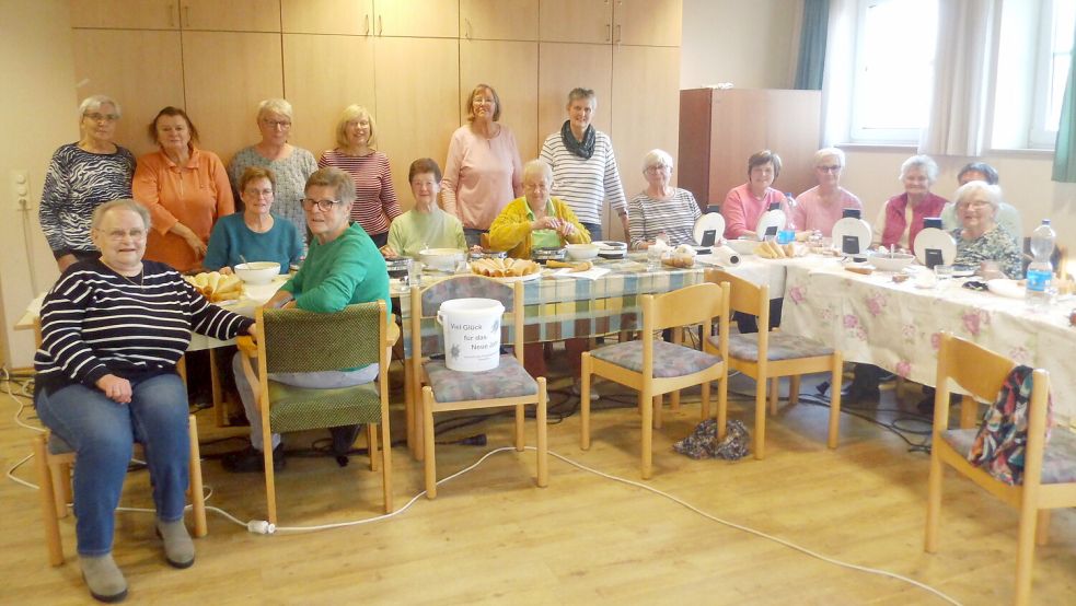 Die Frauen der Frauengemeinschaft Ramsloh bereiten im Pfarrheim traditionell Neujahrskuchen für den Verkauf vor. Foto: Heinrich Böhmann