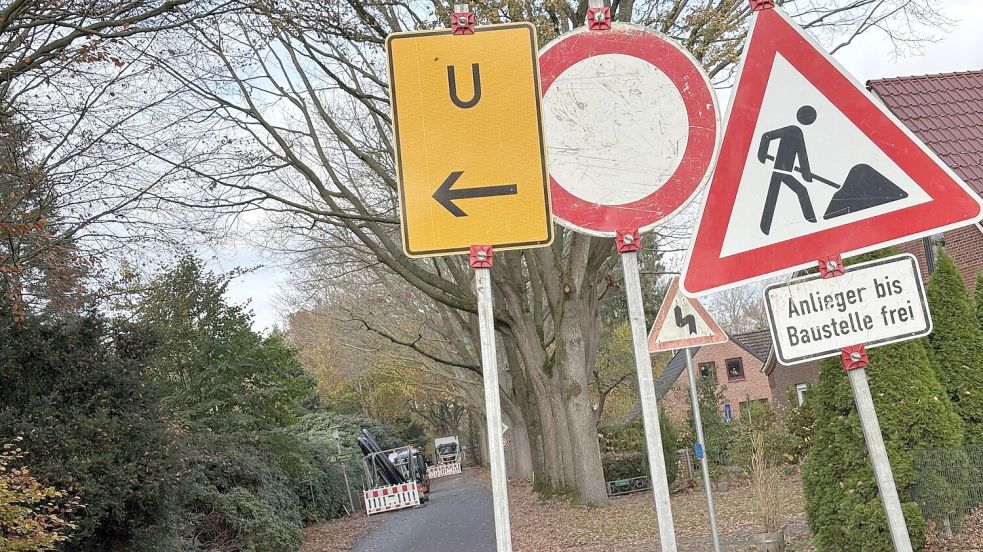 Die Osterhörner Straße ist für den Durchgangsverkehr gesperrt. Die EWE führt Tiefbauarbeiten durch. Foto: Marion Janßen