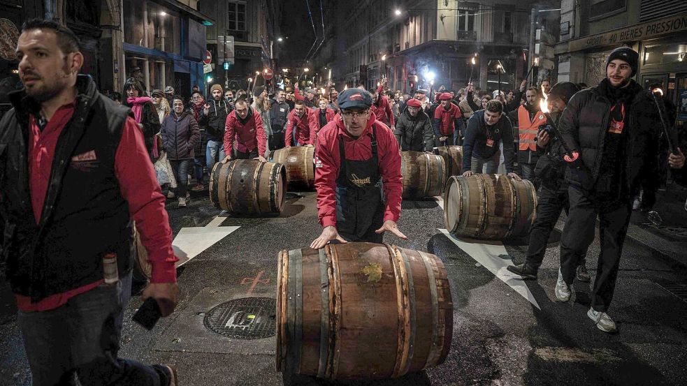 Am dritten Donnerstag im November kann der neue Beaujolais verkostet werden. Foto: Jeff Pachoud/AFP/dpa