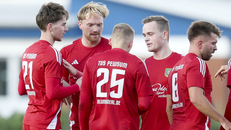 Klaas Folkers, Zweiter von rechts, brachte Pewsum auf die Siegerstraße. Foto: Jens Doden, Emden