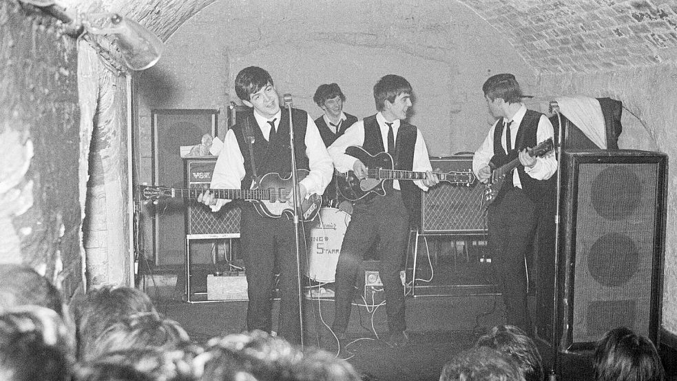 Die Beatles bei einem Auftritt im Cavern Club in Liverpool im August 1962. Foto: -/APPLE CORPS LTD/dpa