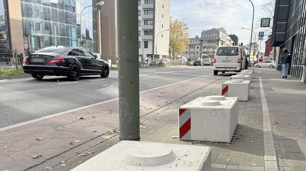 Lastenräder statt Autos: Am Wallring in Osnabrück hat die Stadt jetzt ein paar weitere Parkplätze gestrichen. Eine Folge: Der Fahrer des weißen VW steht auf dem Radfahrstreifen – eine Ordnungswidrigkeit. Foto: Christian Ströhl