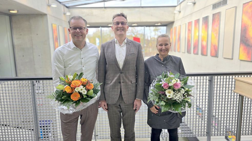 Offizielle Dienstpostenübertragung an LSG (von links): Oliver Thoben, Schulleiter Klaus Finsterhölzl und Dr. Anja Holtmeier-Salvador. Foto: Reinhard Walter/LSG