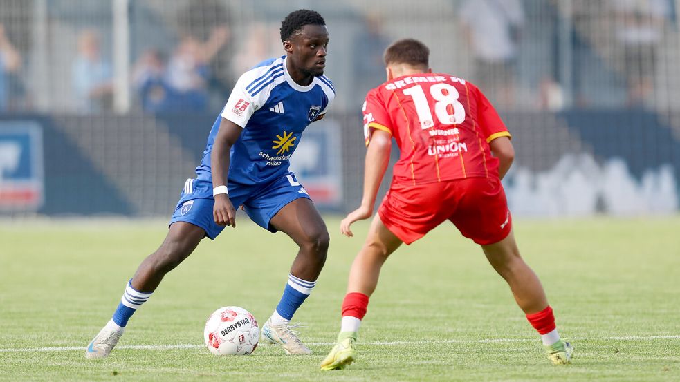 Kickers Emden (am Ball Emanuel Adou) feierte beim 3:0 im Hinspiel gegen den Bremer SV den ersten Saisonsieg. Foto: Jens Doden/Emden