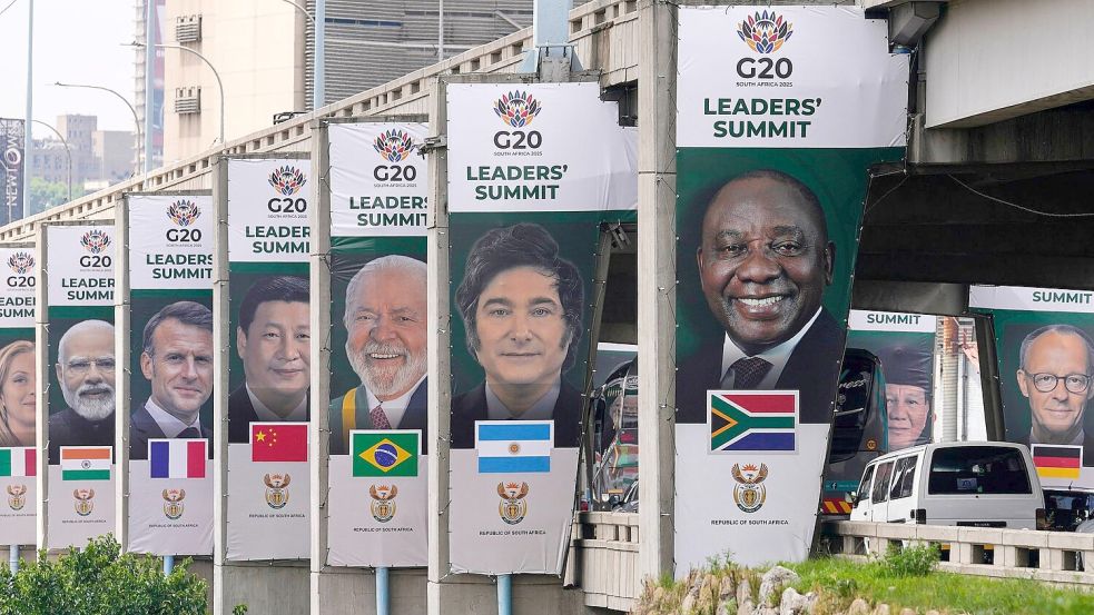 Auf den Plakaten zum G20-Gipfel in Johannesburg ist Chinas Präsident Xi noch zu sehen. Kommen wird er aber nicht. Foto: Themba Hadebe/AP/dpa