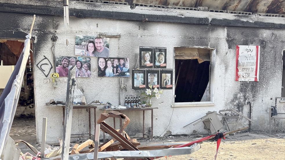 Ein Foto aus dem Kibbuz Nir Oz. Fotos an einem zerstörten Haus erinnern an die Familie, die hier früher gelebt hat. Sie wurde von der Hamaz beim Überfall am 7. Oktober 2023 ermordet. Foto: Lars Reckermann