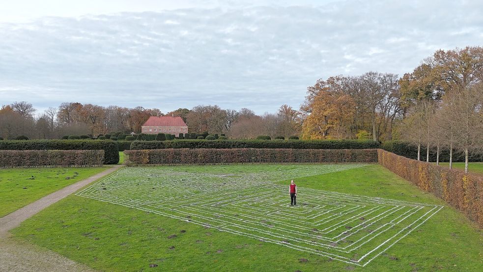 Mitten in seinem begehbaren Labyrinth in der barocken Gartenanlage des Ausstellungszentrums Gut Altenkamp steht Künstler Christian Pilz. Foto: Jürgen Eden