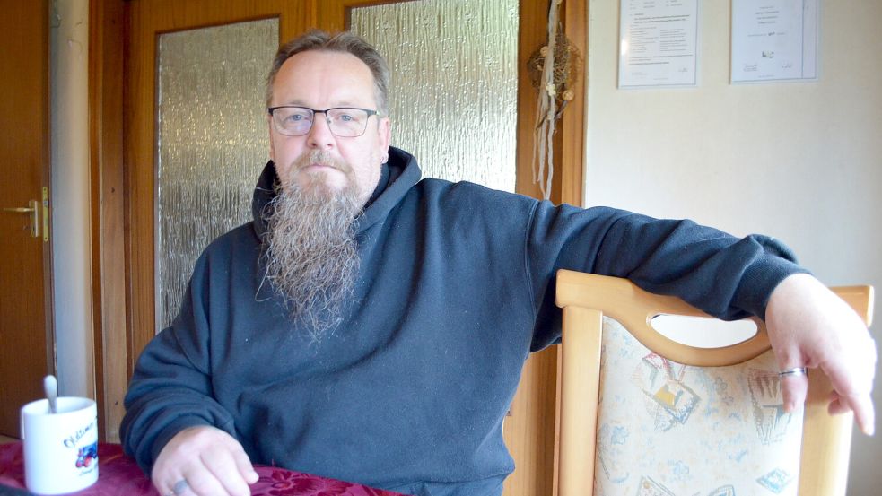 Der Tatortreiniger von Ostrhauderfehn: Hilbert Robak. Der gelernte Zimmermann, Bautechniker und Sachverständige für Gebäude-Schadensmanagment, hat sich jetzt erfolgreich für die Tätigkeit ausbilden lassen. Man kennt Robak in der Region auch als Vorsitzenden des Idafehntjer Karnevalsvereins, der KIG, sowie als Lord des Clans of Kerry, einer Gruppe, die das Mittelalter als Live-Act bei Märkten und Zeltlagern wiederaufleben lässt. Foto: Astrid Fertig