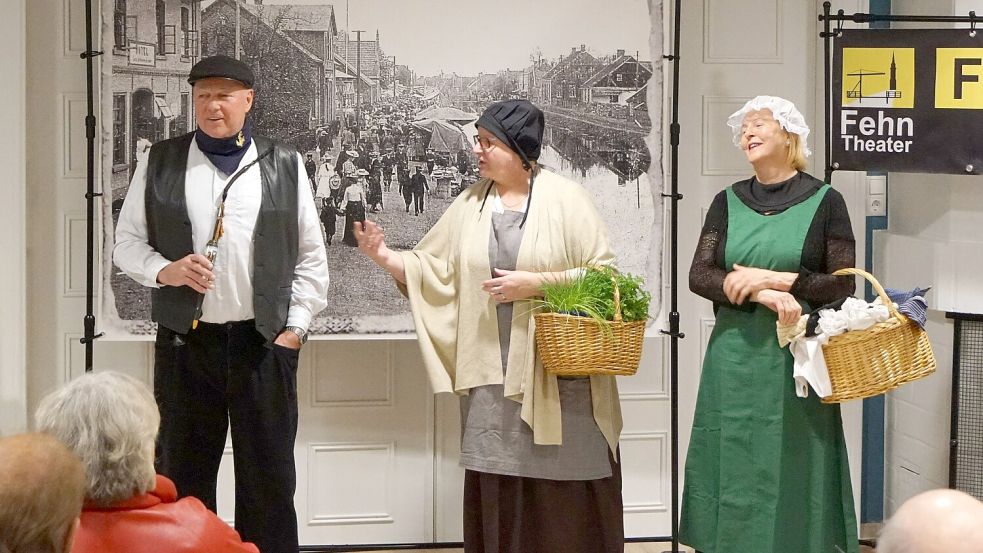Beurtschipper Freerk (Harm Evers) trifft auf zwei Frauen (Heike Heselmeyer und Ursula Hackmann), die auf dem Weg zum Fehntjer Markt sind. Archivfoto: Privat