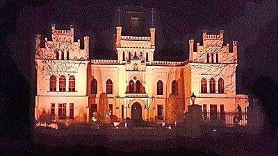 Das Schloss Evenburg in Leer wird orange angeleuchtet. Foto: Landkreis Leer