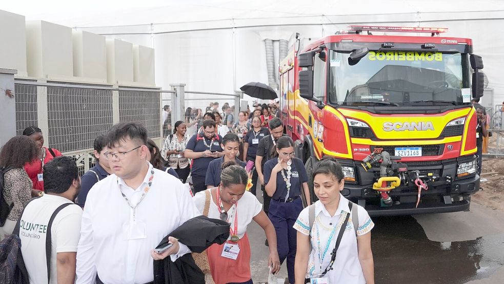 Die Feuerwehr kommt zu dem Einsatzort. Foto: Joshua A. Bickel/AP/dpa