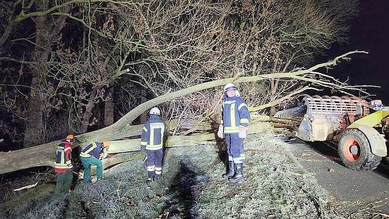 Ein Landwirt unterstützte die Feuerwehr beim Einsatz. Foto: Feuerwehr Esklum