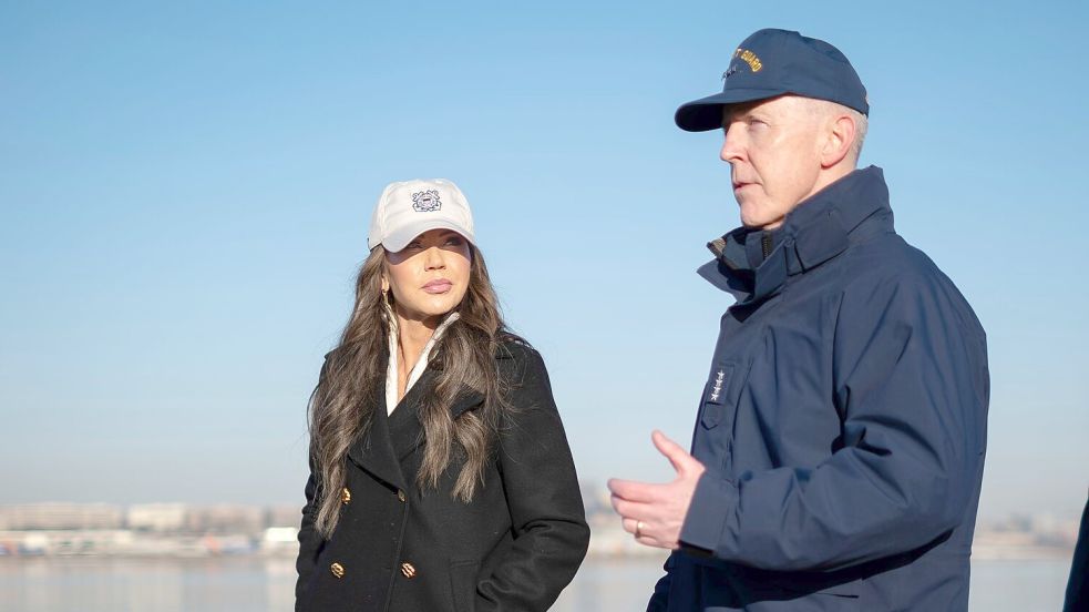 Admiral Kevin Lunday (r.), amtierender Kommandant der Kristi Noem unterstehenden US-Küstenwache, widersprach dem Medienbericht. (Archivbild) Foto: Petty Officer 1st Class Brandon/