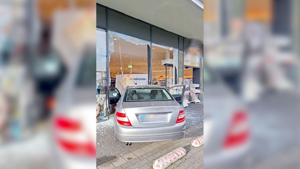 Die Schaufensterscheibe des Drogeriemarktes wurde durch den Aufprall zerstört. Foto: Polizei