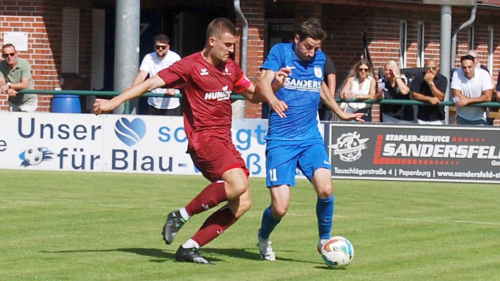 Blau-Weiß Papenburg, hier Eric Bruns im Hinspiel gegen Julian Ahrens, tritt am Sonntag beim SC Melle an. Foto: Marco Reemts