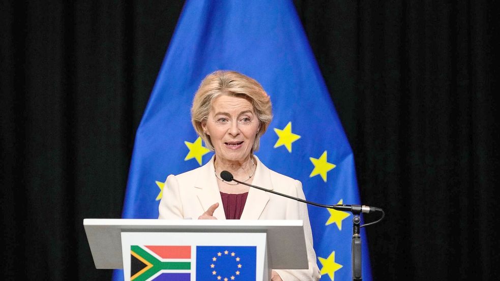 EU-Kommissionspräsidentin Ursula von der Leyen preist Fairness und Verlässlichkeit der Europäischen Union im Umgang mit ihren Partnern an. Foto: Themba Hadebe/AP/dpa