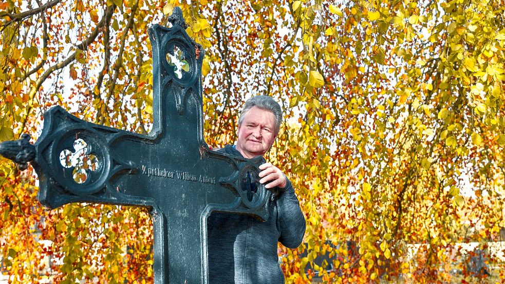 Küster Geerd Freerks ist die Seele des Alten Friedhofs der evangelisch-reformierten Kirche in Weener. Foto: Klaus Ortgies
