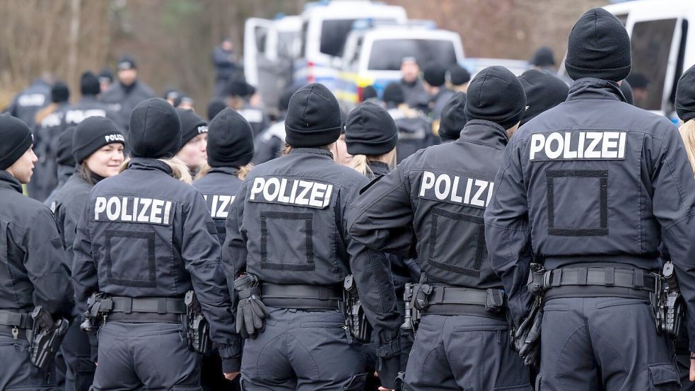Bis zu 200 Polizisten waren bei der Suchaktion im Einsatz. Foto: Sven Hoppe