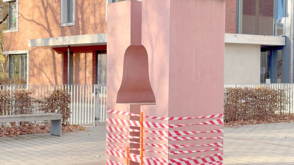 Aus diesem Glockenmemorial vom Kirchengelände an der August-Bebel-Allee hatten Unbekannte Anfang der Woche eine 300 Kilo schwere Bronzeglocke gestohlen. Sie erinnerte an den 2019 abgetragenen Kirchturm. Jetzt tauchte sie wieder auf. Foto: Jörn Hüneke / dpa