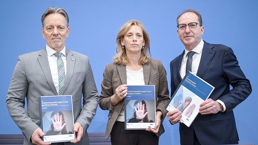 BKA-Präsident Holger Münch, Bundesfamilienministerin Karin Prien (CDU) und Bundesinnenminister Alexander Dobrindt (CSU) präsentieren in Berlin zwei Sonderauswertungen der Polizeistatistik: Ein Bundeslagebild zu häuslicher Gewalt und ein Lagebild zu Straftaten gegen Frauen. Foto: Britta Pedersen/dpa