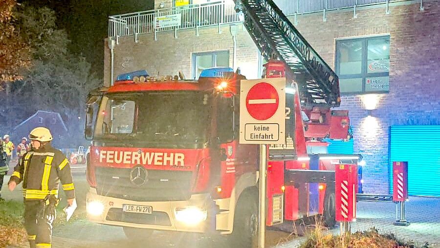 Die Feuerwehr Westrhauderfehn nahm mit der Drehleiter an der Übung in Flachsmeer teil. Foto: Feuerwehr/Markus Bruns