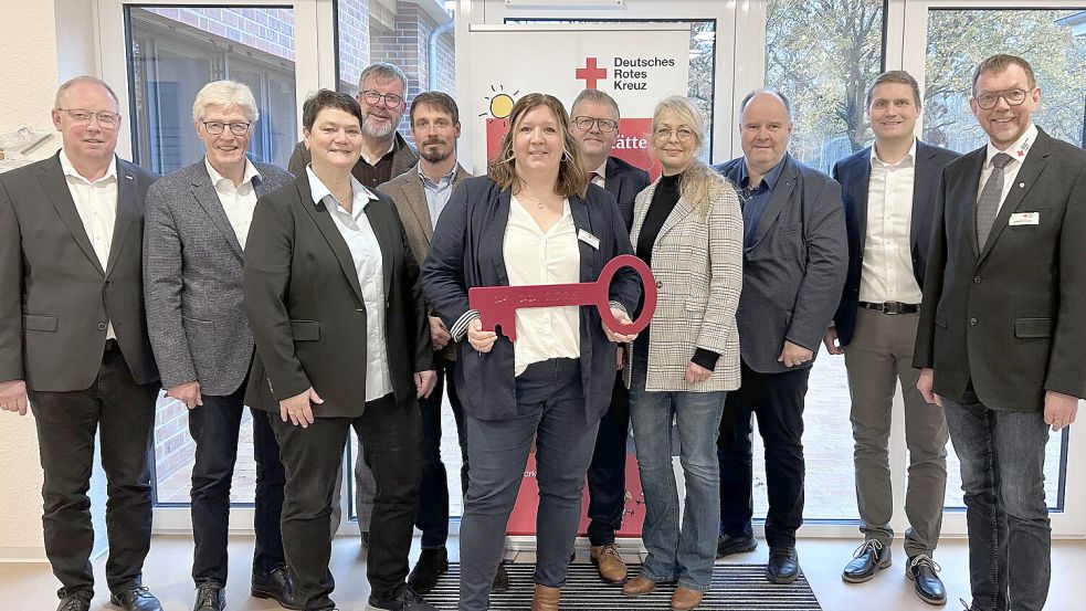 Sie freuen sich über die Eröffnung der neuen Kindertagesstätte (von links) Christof Witschen, Reinhard Hebbelmann, Nicole Lammers, Gerd Janssen, Manuel Hatting, Daniela Mattheis, Theo Douwes, Petra Rosenboom, Jan Uwe Kromminga, Werner Gerdken und Josef Wittrock. Foto: DRK-Kreisverband Emsland