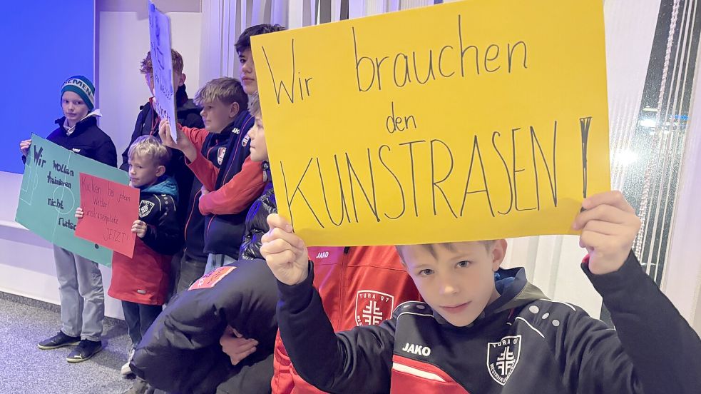 Kinder und Jugendliche von Sportvereinen machten sich in der Sitzung des Fachausschusses für einen Kunstrasenplatz stark. Foto: Henrik Zein