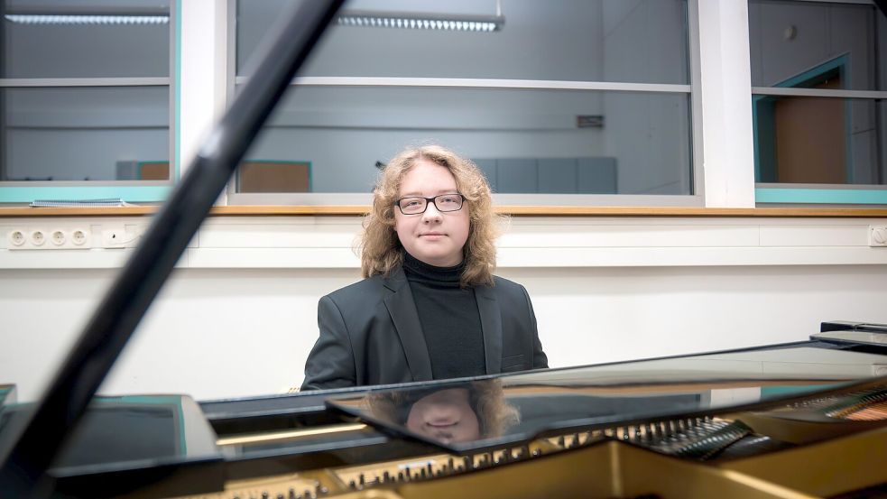 Philip Amadeus Hahn, Solist beim Sinfoniekonzert am Montag, an seinem Lieblingsplatz, am Klavier. Foto: Steve Weber