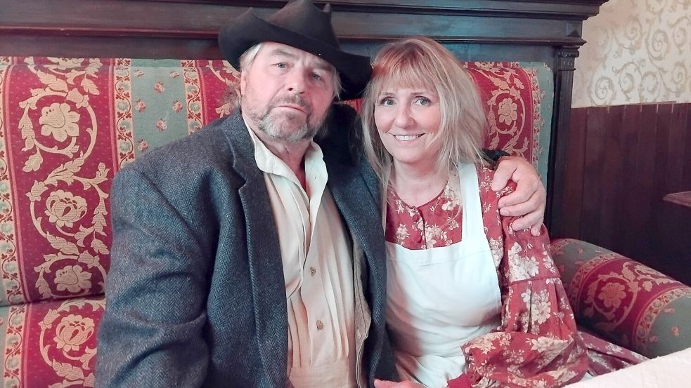 Uwe Fellensiek mit Laienschauspielerin Jenny Ennega am Filmset von „Liberation“. Foto: Clarissa Scherzer