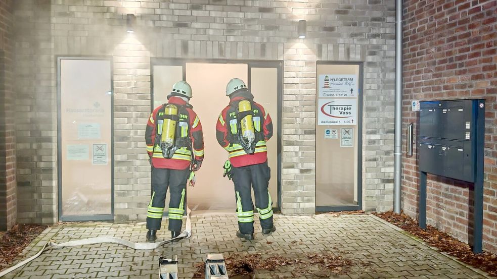 Direkt nach dem Eintreffen gingen Einsatzkräfte unter Atemschutz in das Gebäude. Foto: Feuerwehr/Markus Bruns