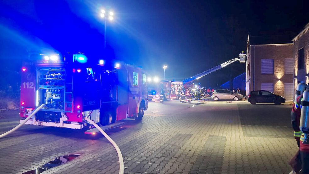 Kurz nach der Alarmierung trafen Einsatzfahrzeuge der Feuerwehren beim Einsatzort ein. Vor Ort stellte sich heraus, dass es eine groß angelegte Übung war. Foto: Feuerwehr/Markus Bruns