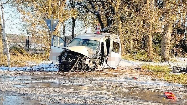 In Firrel hat es am Freitag einen schweren Unfall gegeben. Zwei Wagen sind zusammengestoßen. Foto: Stephanie Fäustel