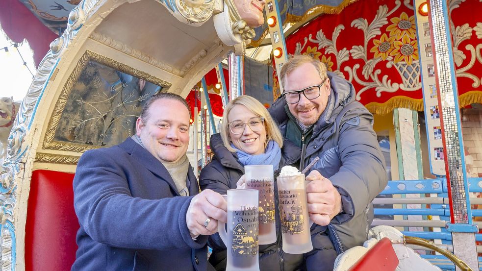 Alexander Illenseer, Katharina Pötter und Bernd Kracke jun. informieren über die Neuerungen des Weihnachtsmarktes. Eine Fahrt im historischen Karussell, verrät die Oberbürgermeisterin, darf für sie auch in diesem Jahr nicht fehlen. Foto: Jörn Martens