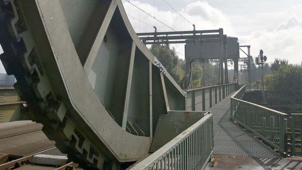 Am 4. November war bei Instandsetzungsarbeiten der DB an der Eisenbahnklappbrücke über die Hunte ein Riss im Träger des Gegengewichts der Brücke entdeckt worden. Foto: Andras Sahmann/Deutsche Bahn
