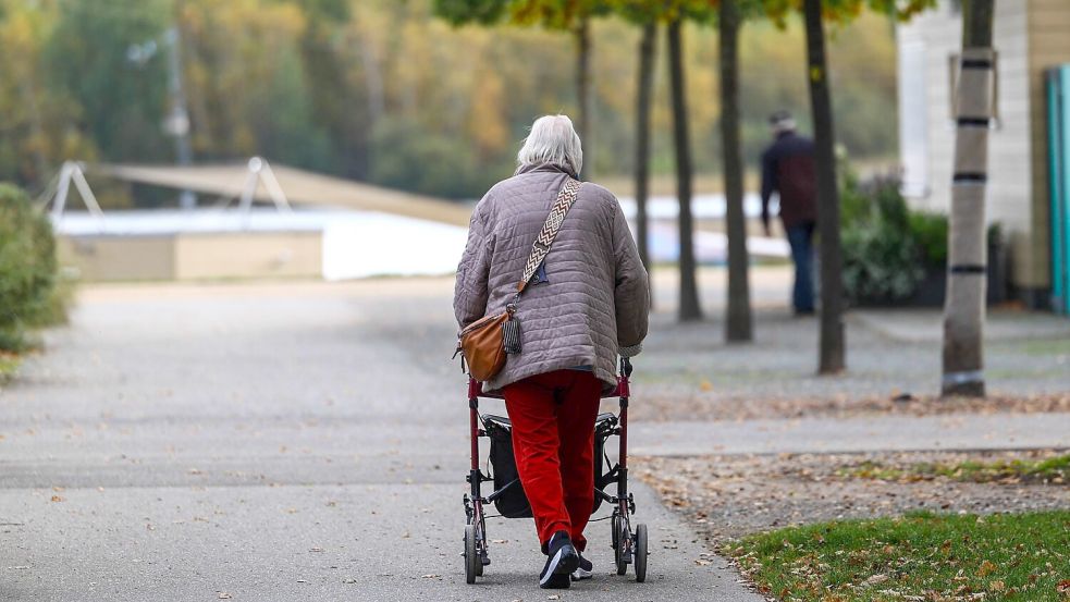 Könnte diese Frau auch im Supermarkt an der Kasse stehen? Wenn ja, muss sie nach dem Willen der Bundesregierung weniger Steuern zahlen. Foto: IMAGO/Lobeca/Ralf Homburg