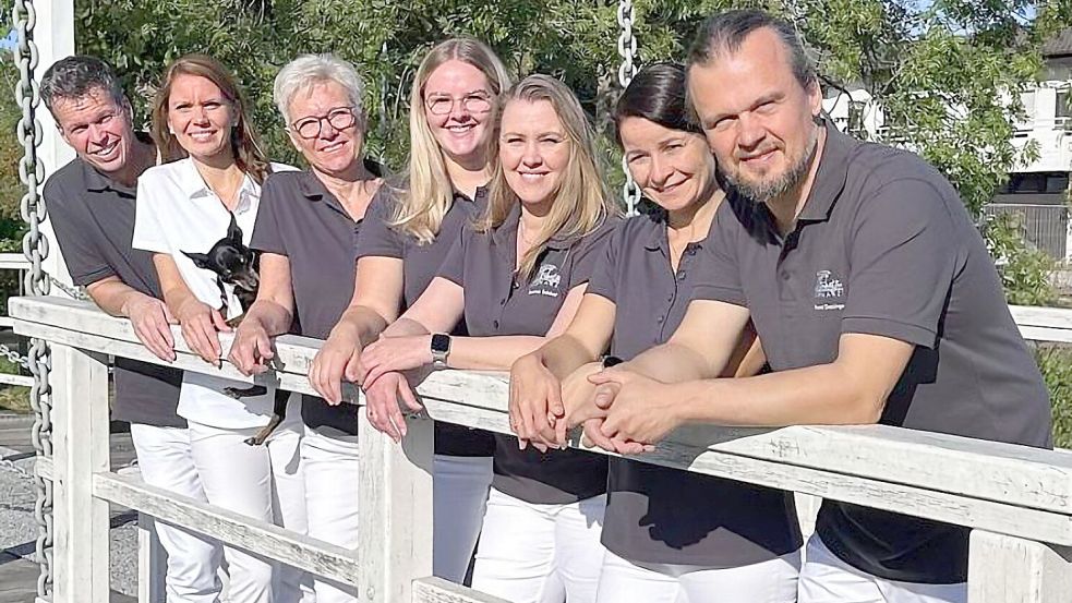 Teambild auf der Fehnbrücke (von links): Ingo Arndt und Wiebke Würdemann-Arndt (mit Hündin „Mia“) sowie Christa Wehry, Lena Pruin, Beatrice Schliep, Katrin Hillebrand und Eduard Deisinger. Foto: privat