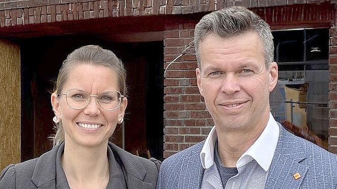Wiebke Würdemann-Arndt und Ingo Arndt freuen sich über die Fertigstellung der modernen Praxis. Im Obergeschoss entstehen vier Mietwohnungen, jeweils mit Aussichten auf die Natur oder auf die Siedlung. Foto: Kruse