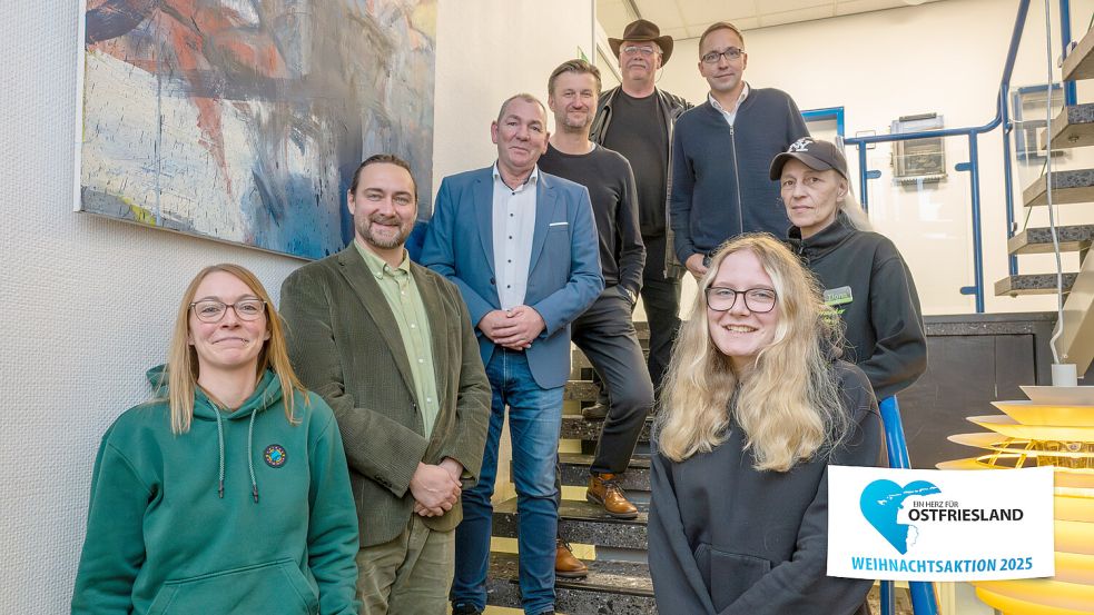 Unterstützer und Begünstigte kamen am vergangenen Mittwoch im Verlagshaus in Leer zusammen. Das Foto zeigt (von links): Julia Frobenius, Malte Mand, Uwe Boden, Stephan Schmidt, Ralf Veltjes, Henrik Zein, Ilona und Marie-Cruz van Santen. Foto: Klaus Ortgies