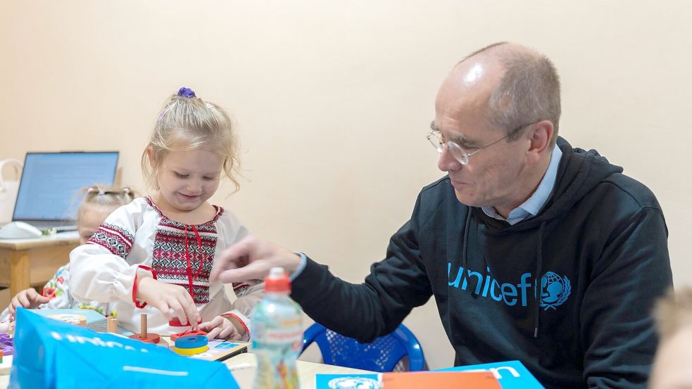 Der Geschäftsführer von Unicef Deutschland, Christian Schneider, mit einem ukrainischen Vorschulkind in einem Schutzraum unter der Erde: Das Kinderhilfswerk hilft Schulen und Kindergärten in dem vom Krieg geprägtem Land. Foto: -