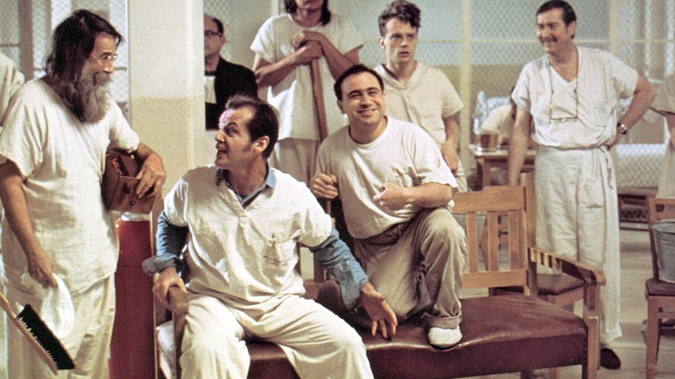 Jack Nicholson (zweiter von links) sorgt für Trubel in der Psychiatrie und regt die anderen Insassen an, eigene Entscheidungen zu treffen und sich nciht unterkriegen zu lassen. Foto: imago/Mary Evans/Allstar
