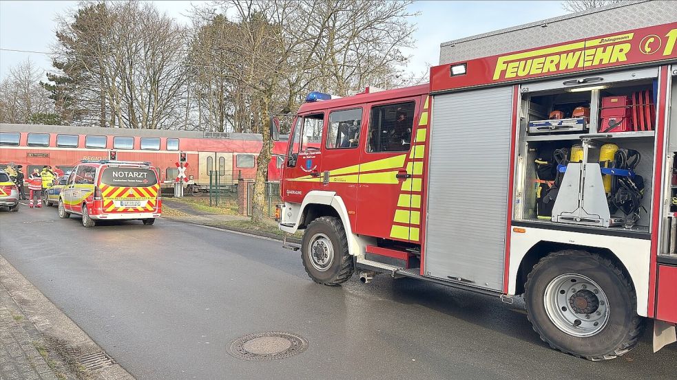 Zahlreiche Einsatzkräfte wurden zum Bahnübergang gerufen. Foto: Jasmin Oltmanns