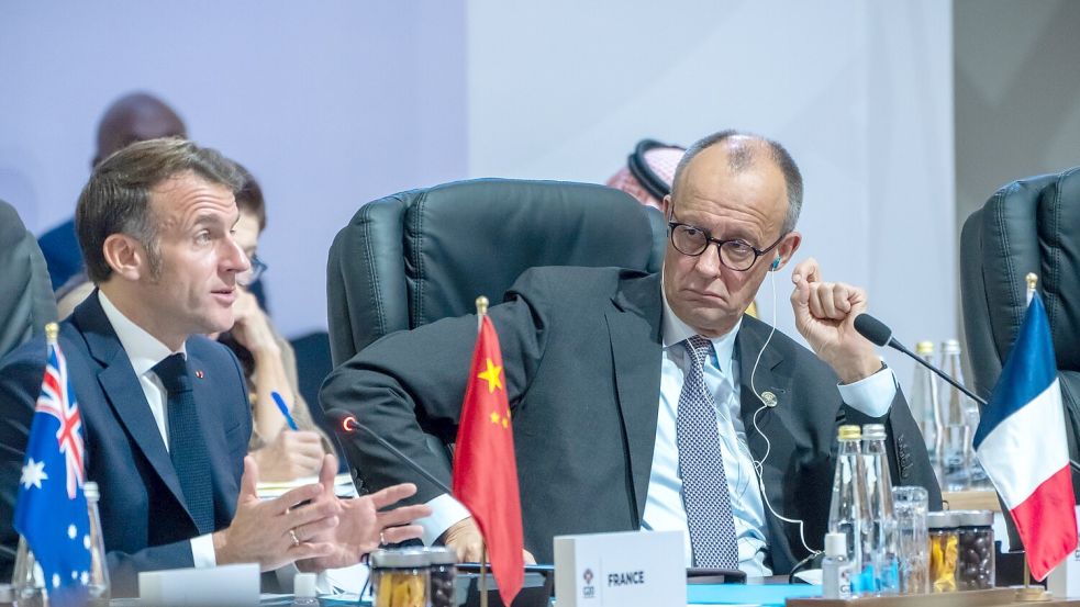 Bundeskanzler Friedrich Merz (rechts) will mit dem französischen Präsidenten Emmanuel Macron und anderen Partnern an Änderungsvorschlägen für den US-Plan arbeiten. Foto: Michael Kappeler/dpa-Pool/dpa