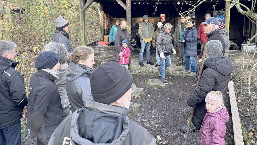 Zu Beginn der Aufräumaktion wurden Gruppen eingeteilt. Foto: Carsten Ammermann