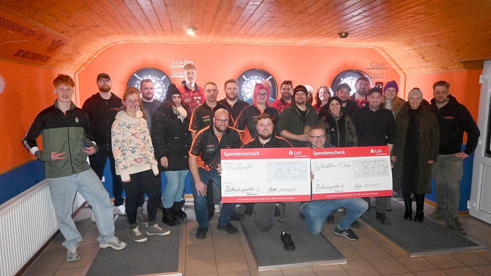 Bei der Spendenaktion des Dartclubs (DC) Holterdiepolter aus Holte kamen insgesamt 1750 Euro an Spenden zusammen. Die Vereine „Flugkraft“ und „Fußballfans gegen Krebs“ konnten sich über eine Spende von jeweils 875 Euro freuen. Das Foto zeigt die Dartspieler aus Holte und Esterwegen sowie freiwillige Helfer. Foto: Holger Weers