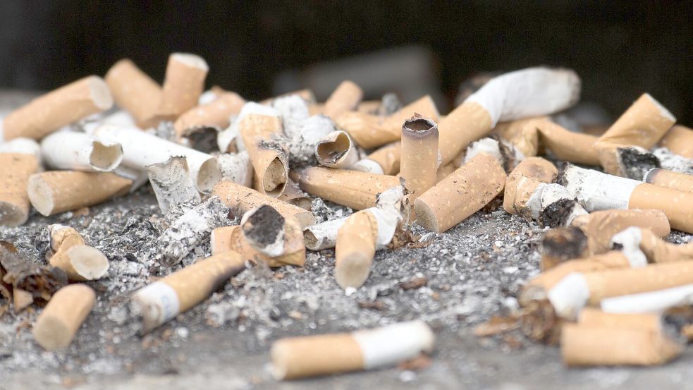 Billionen von Zigarettenkippen landen jedes Jahr in der Umwelt. (Symbolbild) Foto: Ralf Hirschberger/dpa-Zentralbil