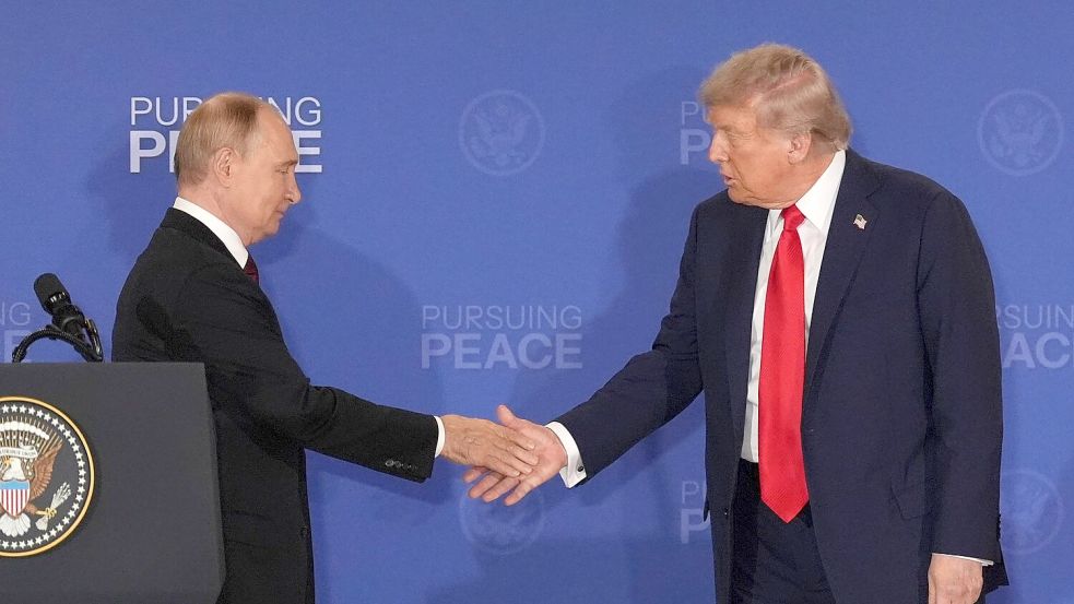 Putin (l) und Trump sehen den US-Plan an Grundlage für ein Ende des Ukraine-Kriegs. (Archivbild) Foto: Jae C. Hong/AP/dpa